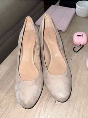 Rockport Women's Beige/Tan Suede Pumps. Good condition, some stains. Size 8.5